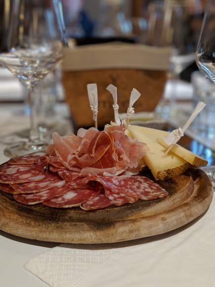 00100lPORTRAIT_00100_BURST20190427114352526_COVER